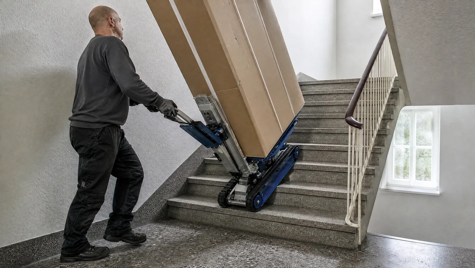 Treppensteiger mieten: schwere Lasten sicher über Treppen