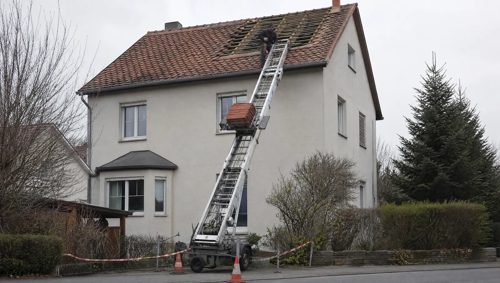 Dachdeckeraufzug mieten: Kosten und Einsatz-Checkliste