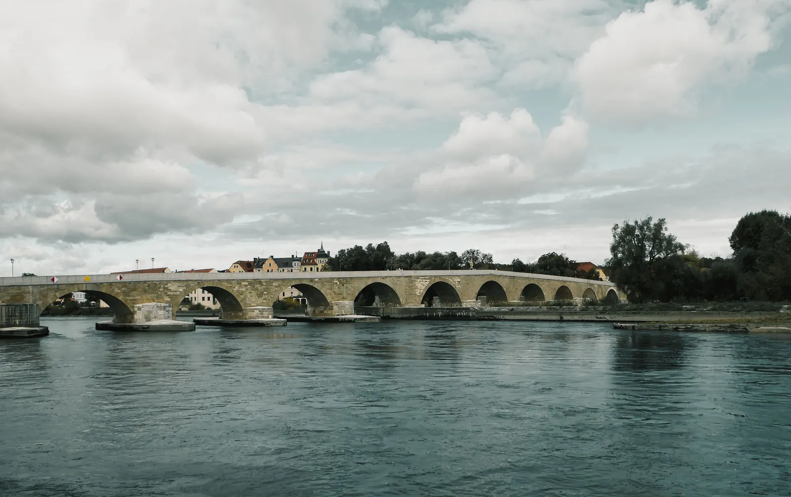 Die Steinerne Brücke über die Donau in Regensburg