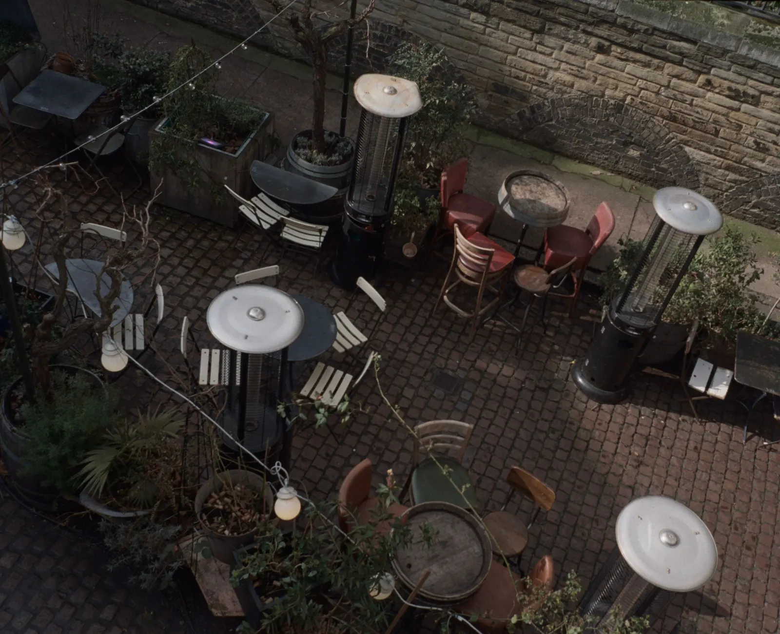 Terrasse mit Heizstrahlern und Sitzplätzen am Abend
