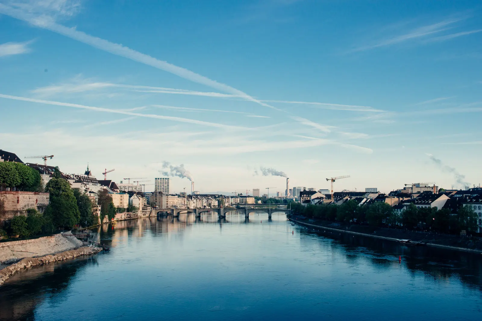Blick über den Rhein auf die Basler Altstadt und die Mittlere Brücke