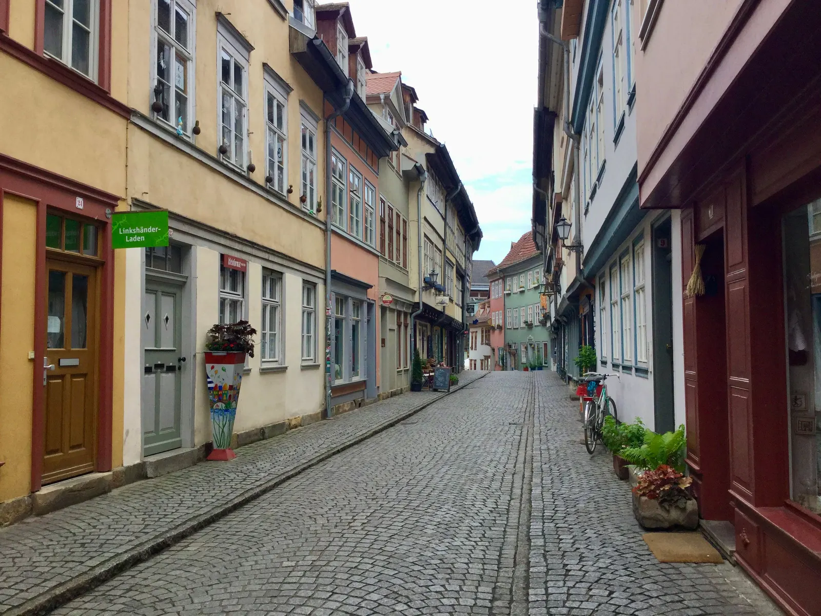 Kopfsteinpflastergasse in der Erfurter Altstadt
