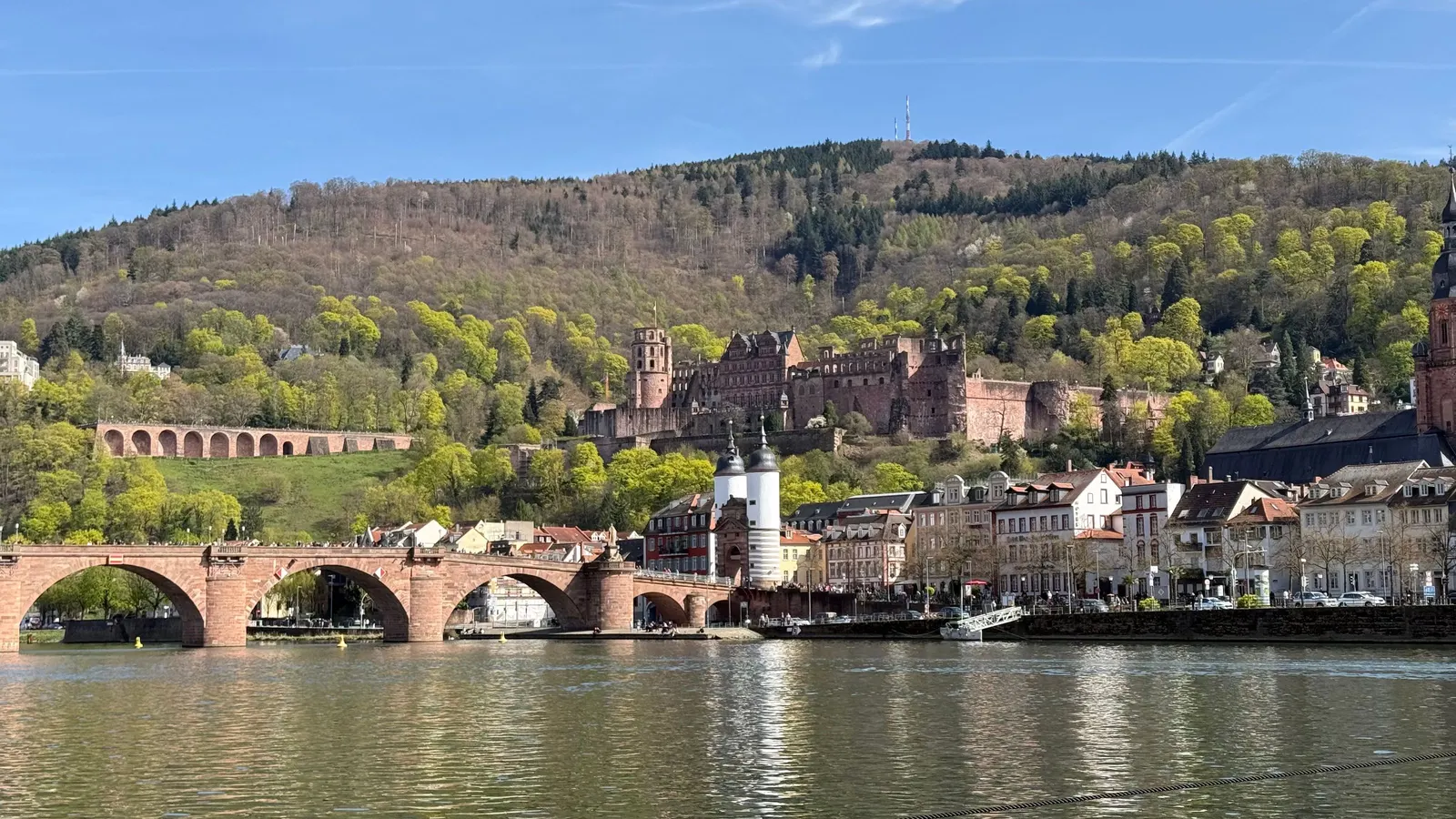 Heidelberger Schloss und Alte Brücke über dem Neckar