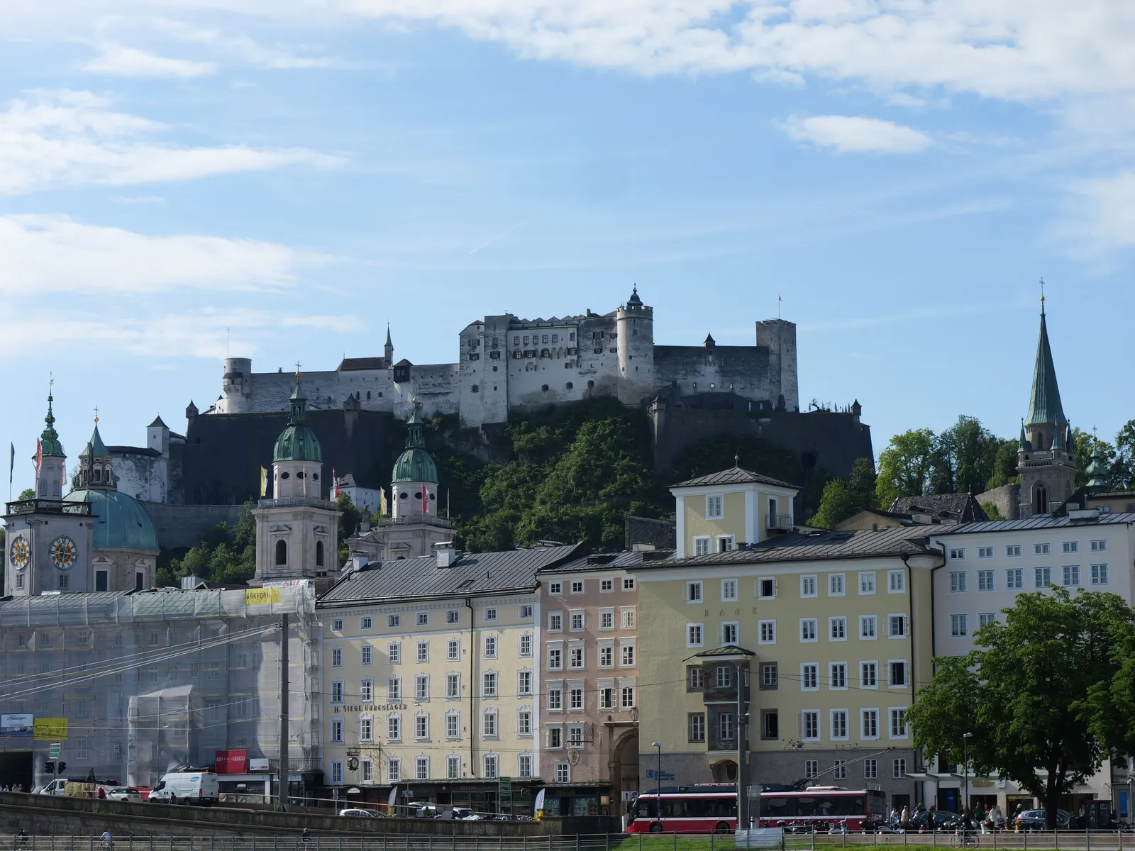 Die Festung Hohensalzburg über der Salzburger Altstadt
