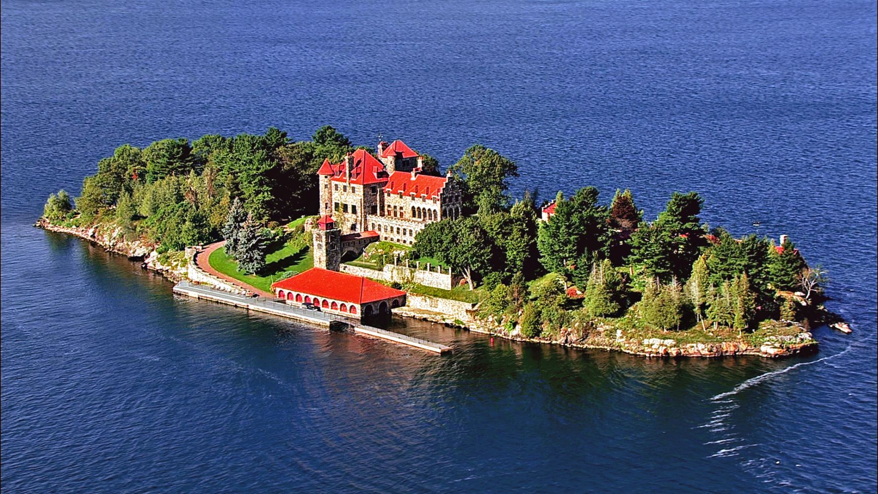 Singer Castle on Dark Island mieten bei Vladi Private Islands