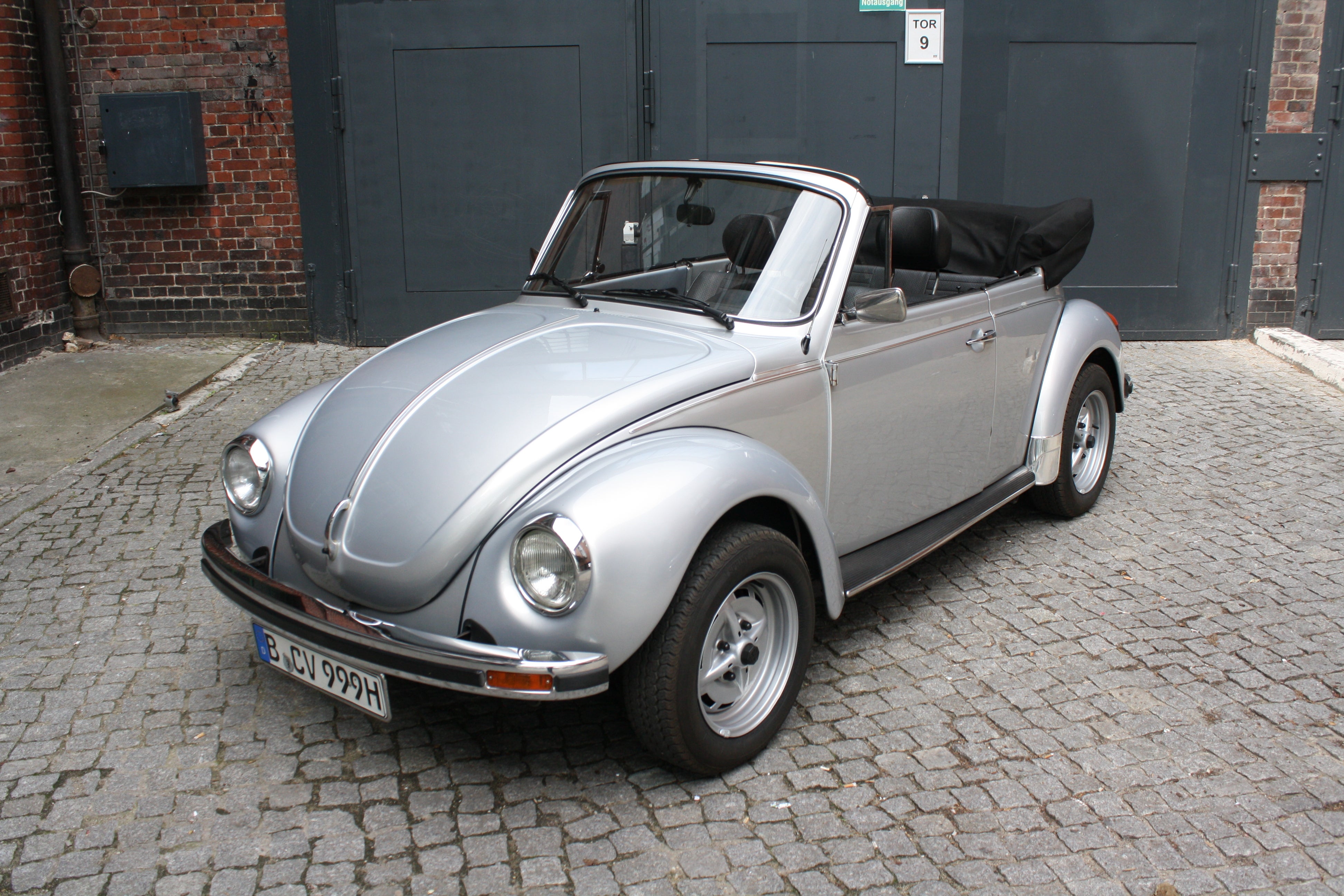 Oldtimer VW Käfer 1303 LS Cabrio – 2