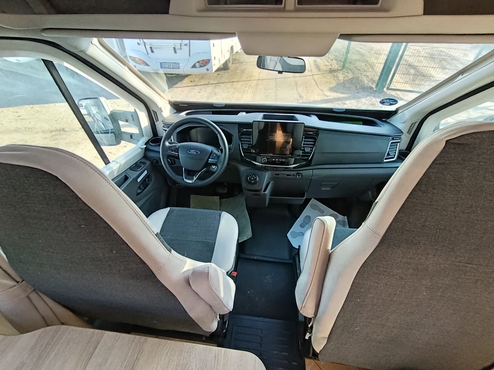 Schmaler Teilintegrierter 7m - viel Raum für 2 Personen – 4