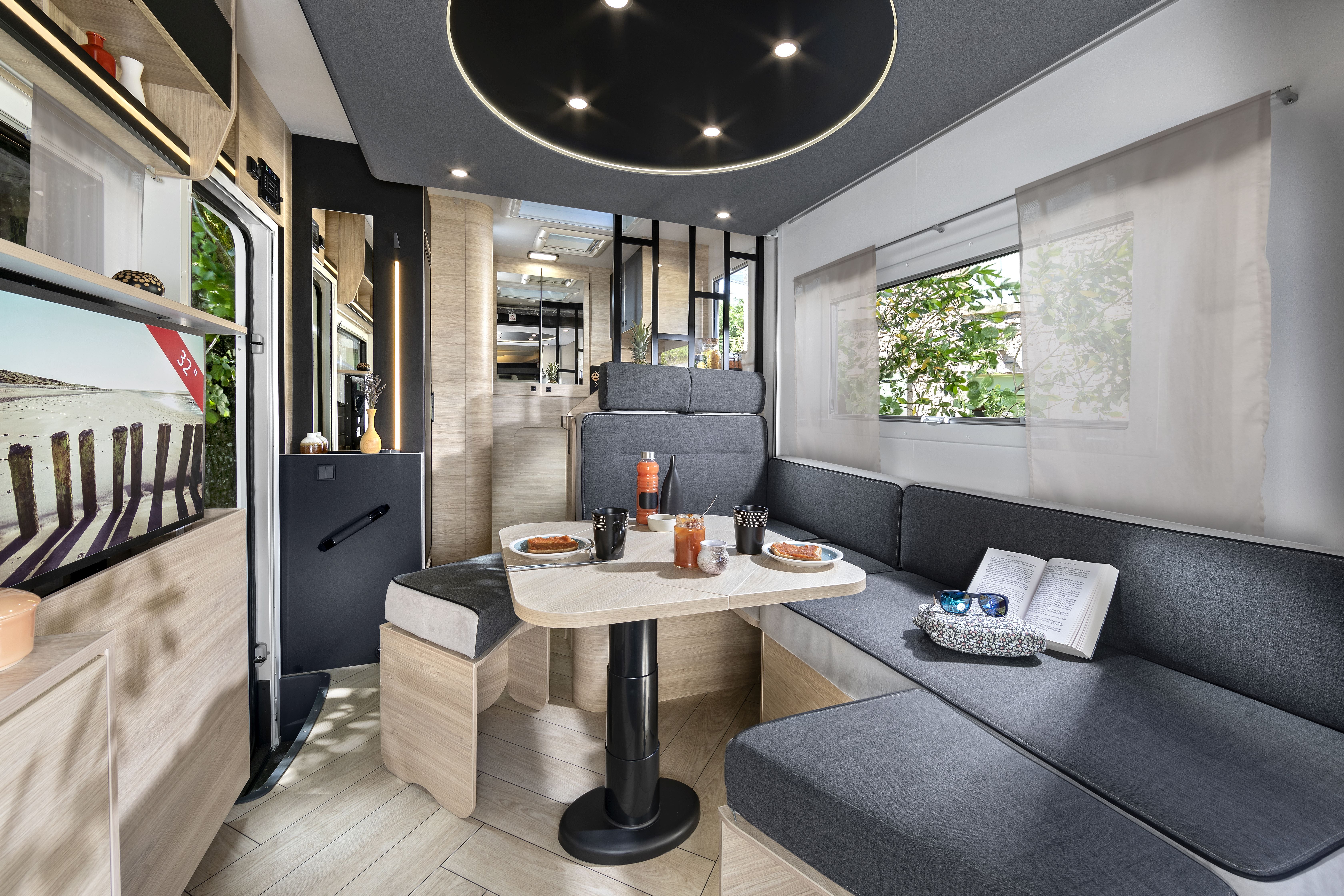 Teilintegrierter 7m mit geräumiger Lounge-Sitzgruppe