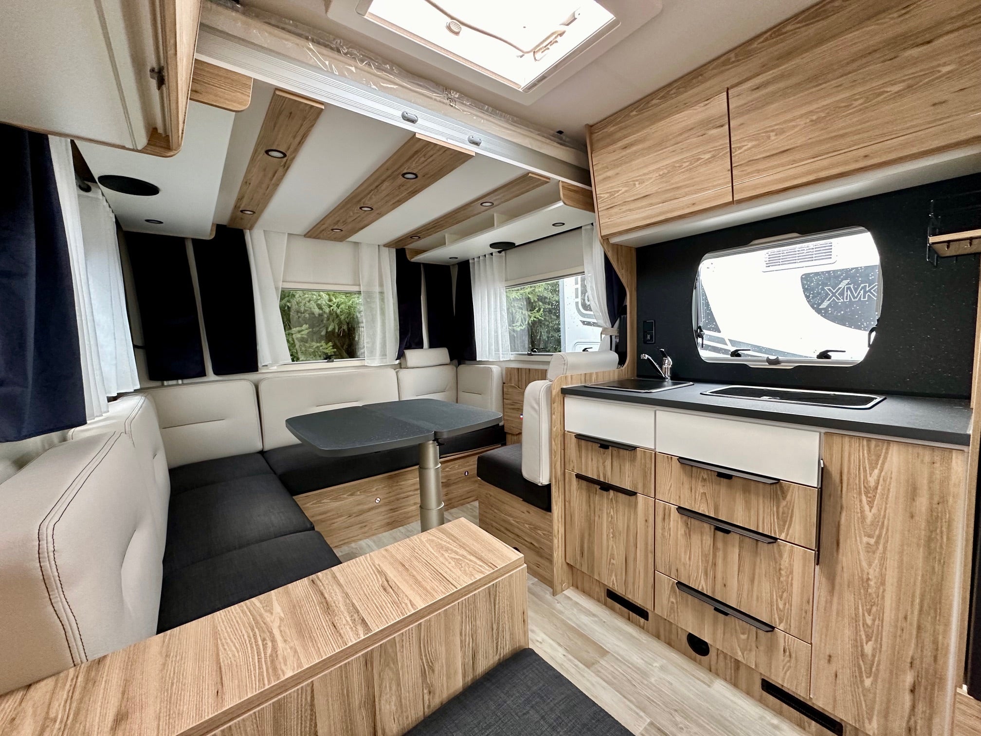 geräumiges Wohnmobil mit Rundsitzgruppe – 3