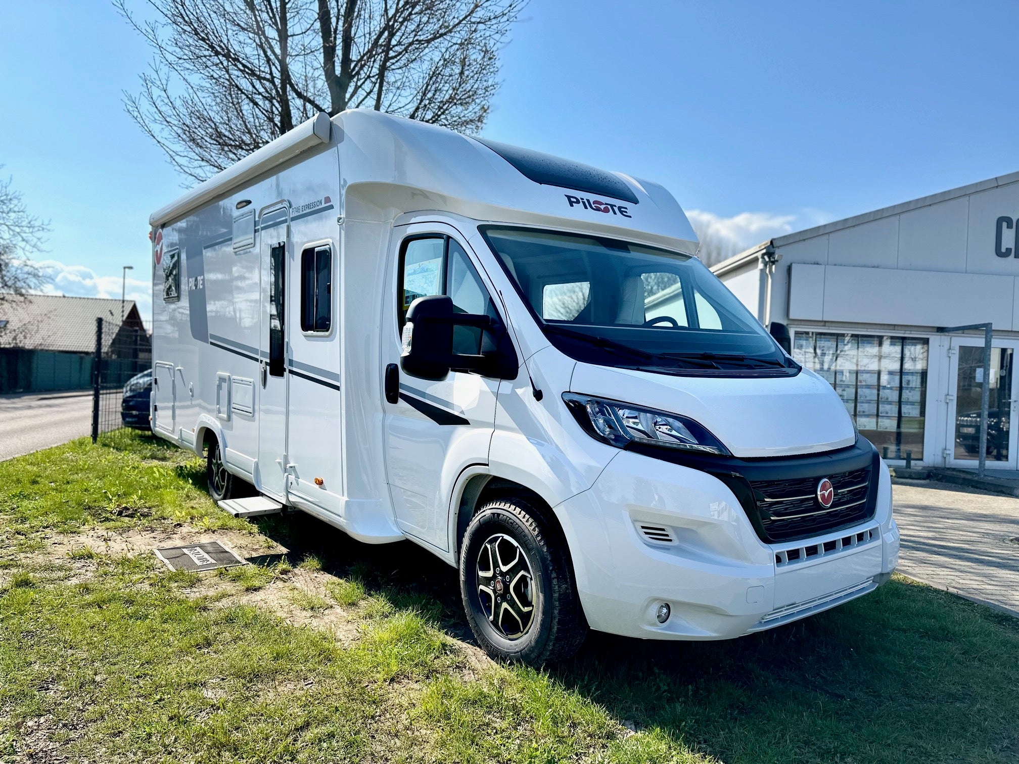 Wohnmobil über 7m mit Einzellängsbetten + Hubbett über Sitzgruppe - T3 – 2