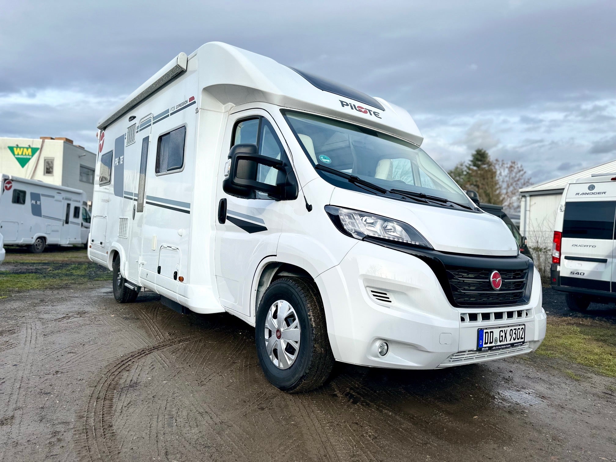 teilintegriertes Wohnmobil mit geräumigem Badezimmer und Backofen