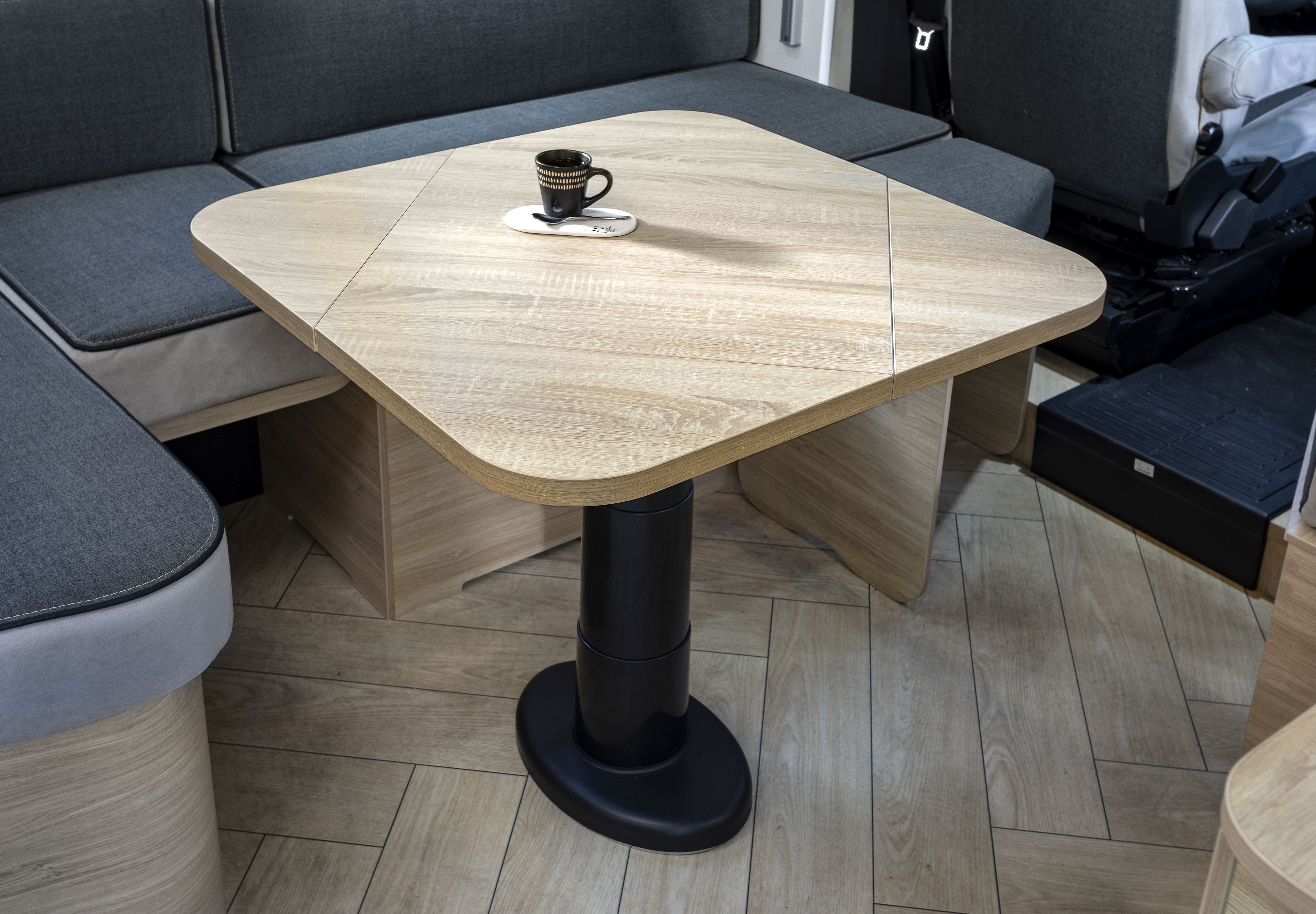 Teilintegrierter 7m mit geräumiger Lounge-Sitzgruppe – 4