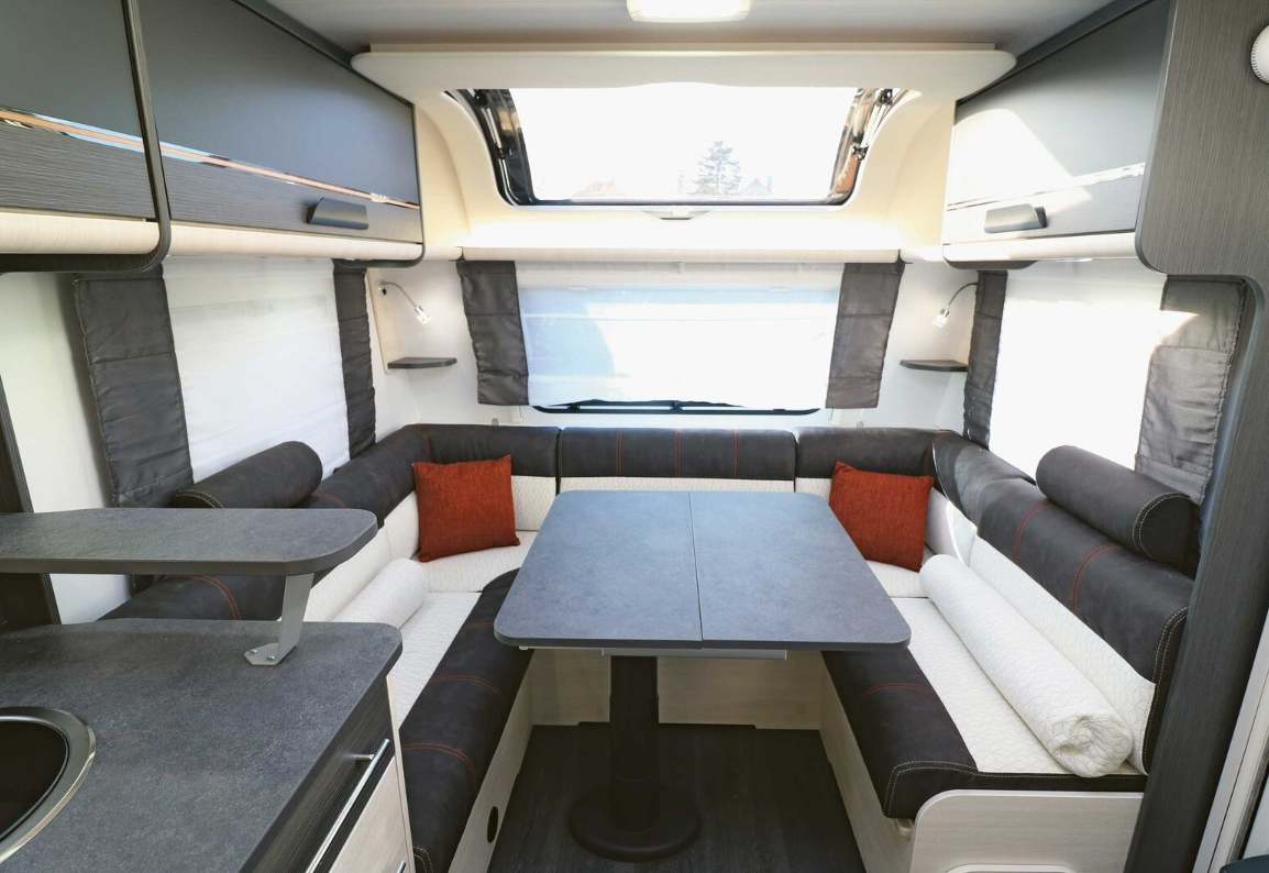 Wohnwagen mit Rundsitzgruppe - bis 4 Personen – 4