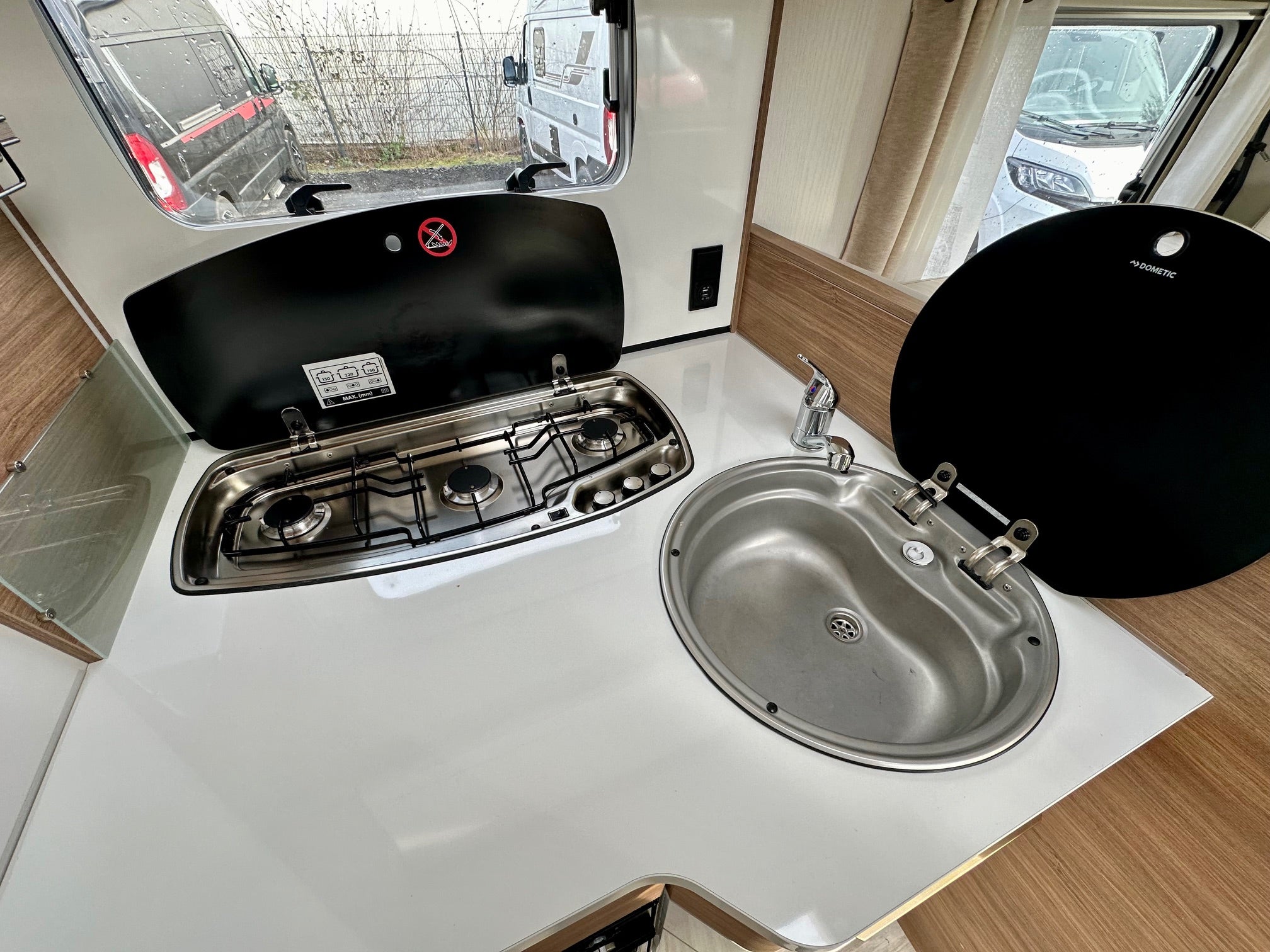 teilintegriertes Wohnmobil mit geräumigem Badezimmer und Backofen – 4