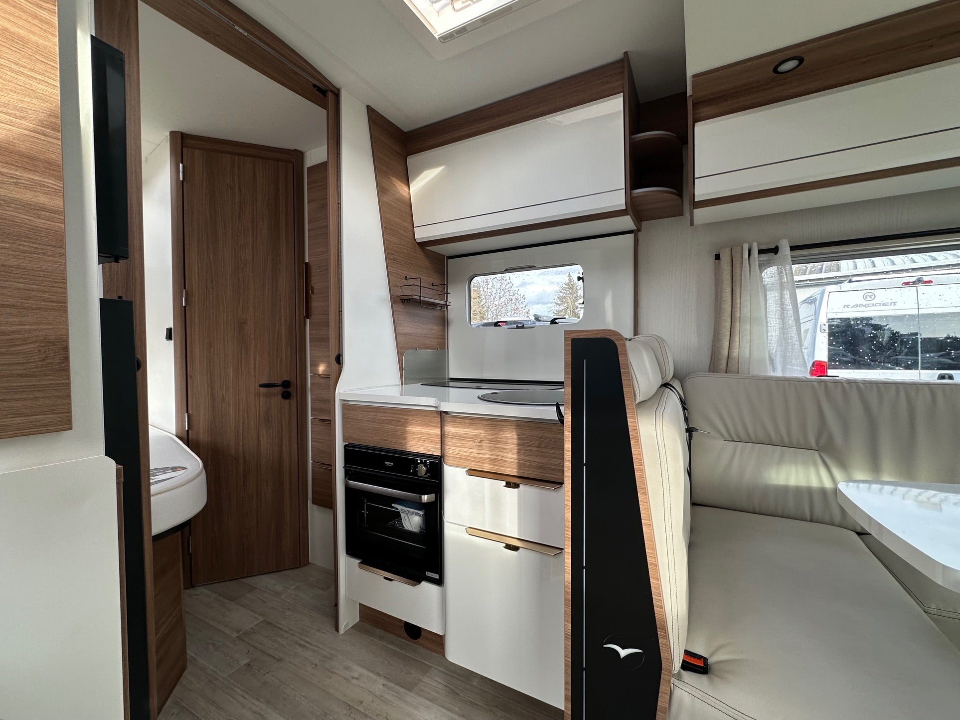teilintegriertes Wohnmobil mit geräumigem Badezimmer und Backofen – 3