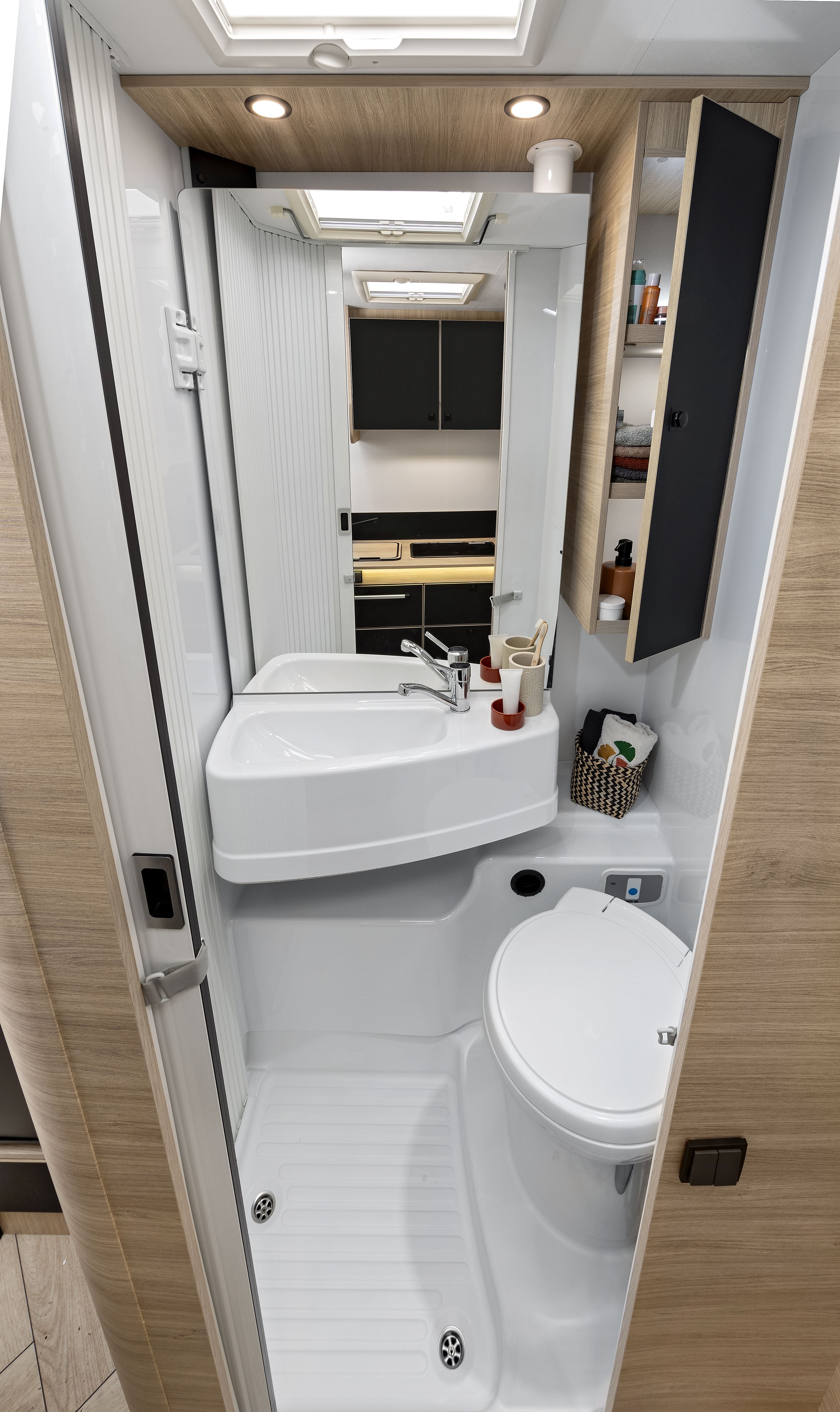 Teilintegrierter 7m mit geräumiger Lounge-Sitzgruppe – 2