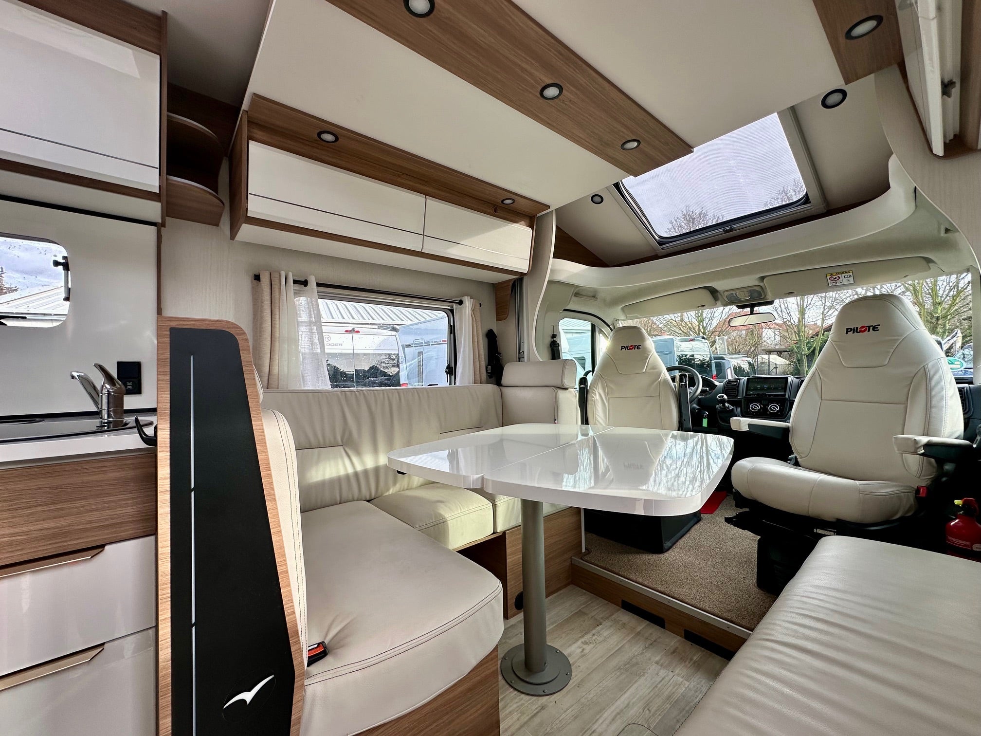 teilintegriertes Wohnmobil mit geräumigem Badezimmer und Backofen – 2