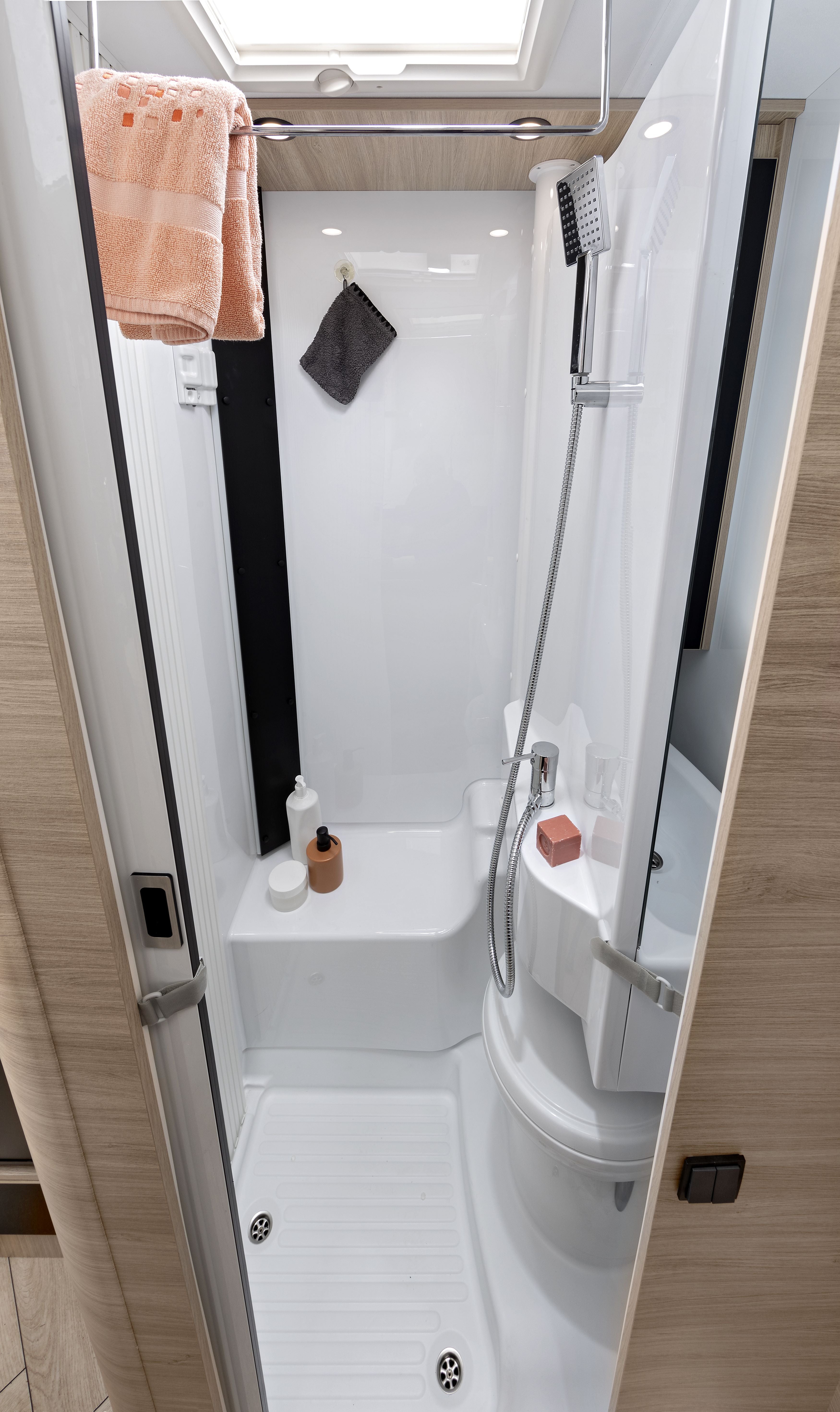 Teilintegrierter 7m mit geräumiger Lounge-Sitzgruppe – 3
