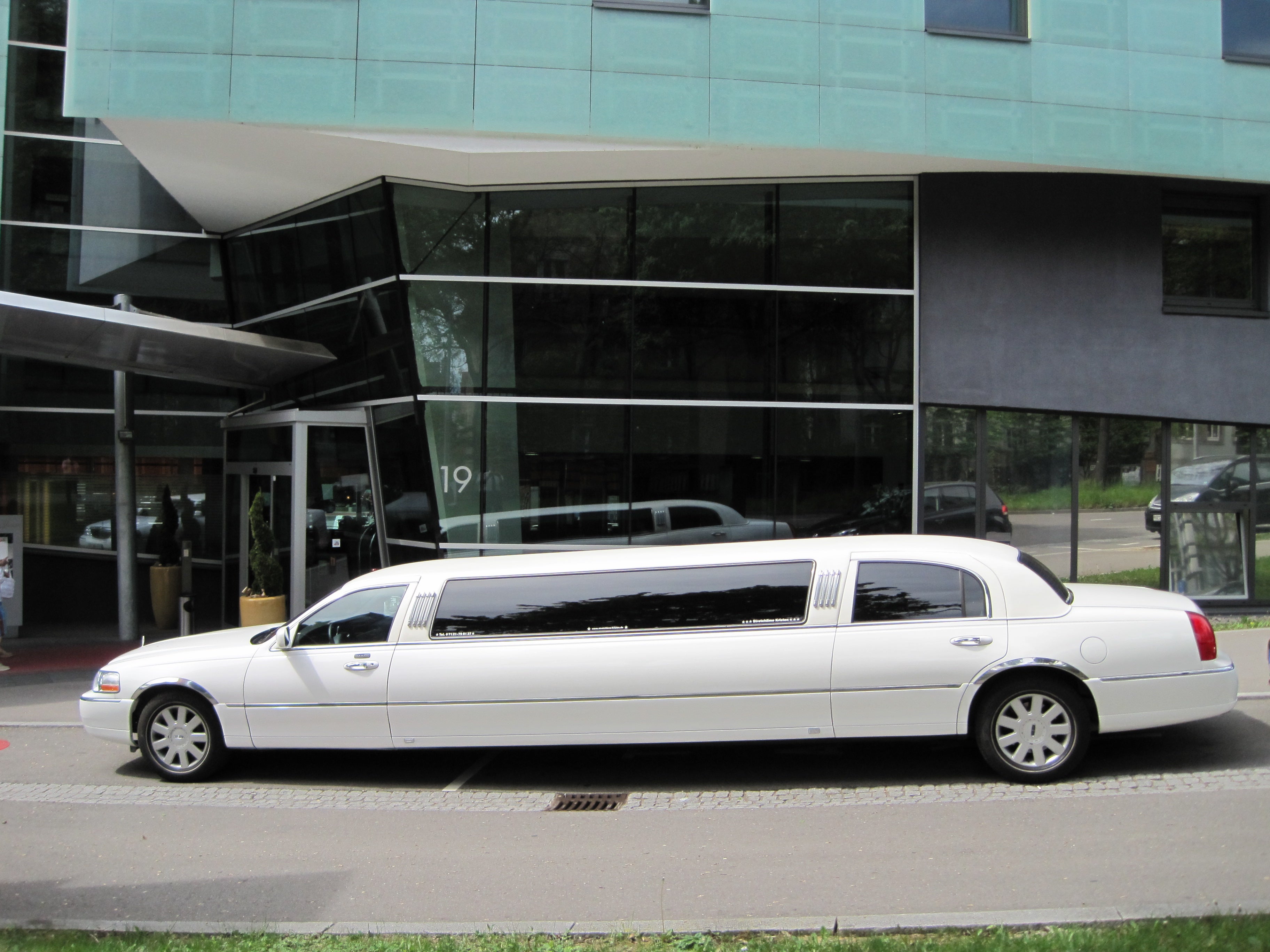 8,6m lange, weisse Super-Stretchlimousine in Stuttgart,Reutlingen,Esslingen,Tübingen,Göppingen,Ludwigsburg,Bodensee,etc. – 3