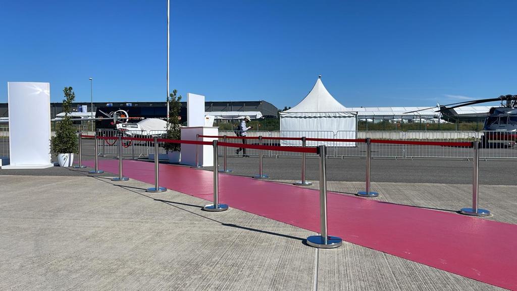 Miete 8 - Zahle 6! Absperrbänder, Personenleitsystem,Warteschlangenmanagement,rotes Band, max. 2 Meter Länge, bestehend aus 2 Pfosten und 1 Band – 4