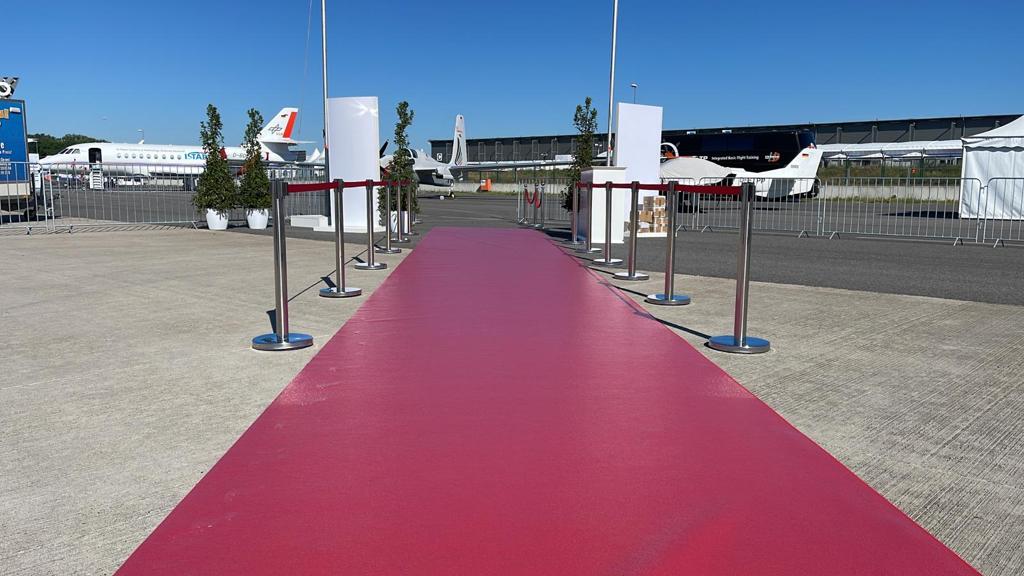 Miete 8 - Zahle 6! Absperrbänder, Personenleitsystem,Warteschlangenmanagement,rotes Band, max. 2 Meter Länge, bestehend aus 2 Pfosten und 1 Band – 3