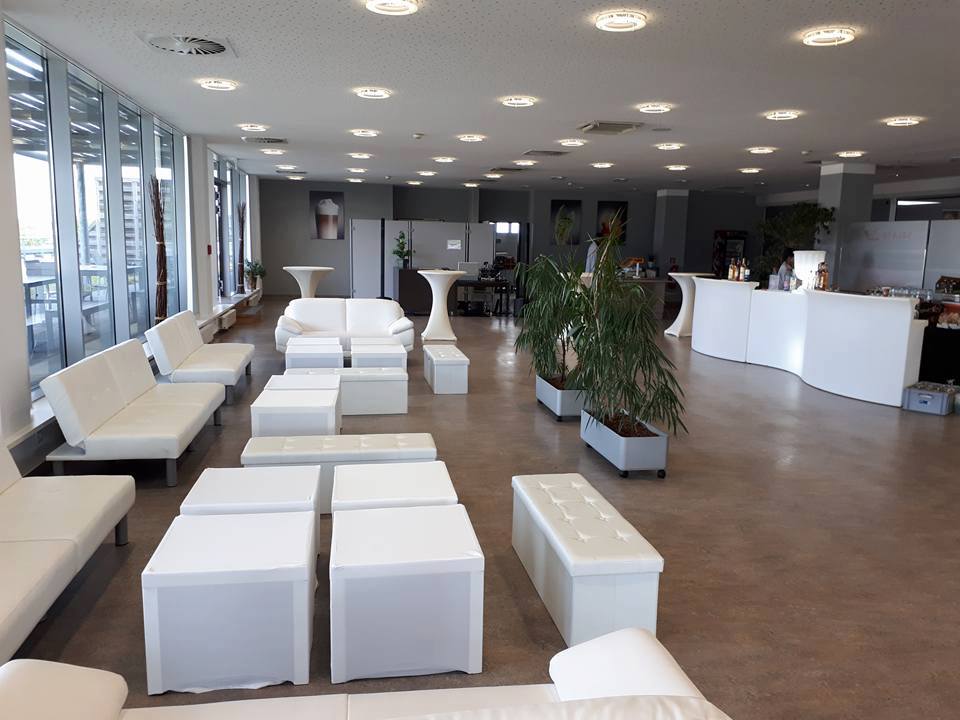 Loungemöbel / Lounge-Landschaft in weißem Leder / Cubes / Barhocker / Loungesofa