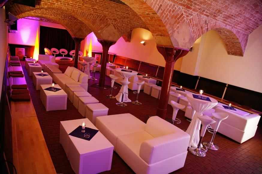 Loungemöbel / Lounge-Landschaft in weißem Leder / Cubes / Barhocker / Loungesofa – 3