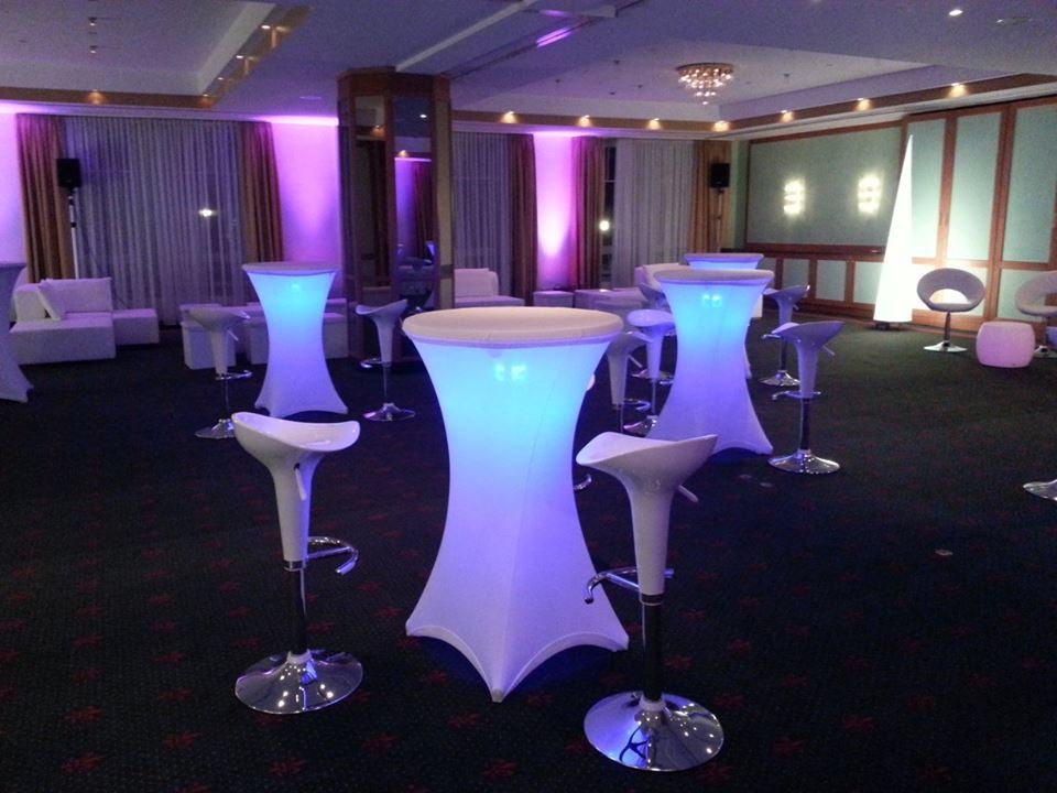 Loungemöbel / Lounge-Landschaft in weißem Leder / Cubes / Barhocker / Loungesofa – 4