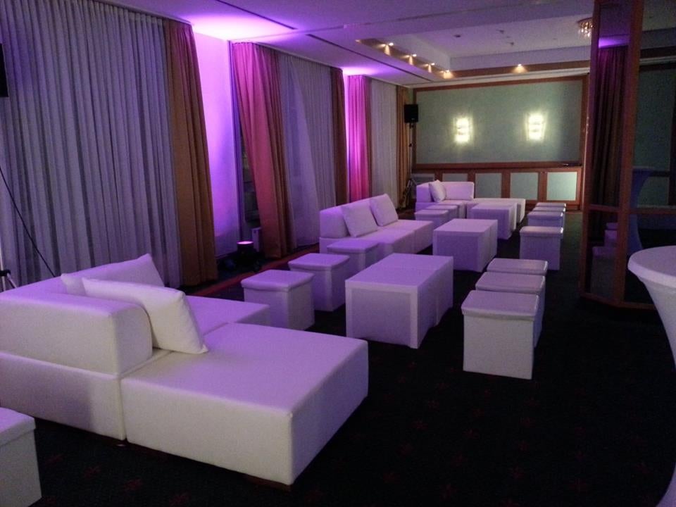 Loungemöbel / Lounge-Landschaft in weißem Leder / Cubes / Barhocker / Loungesofa – 2