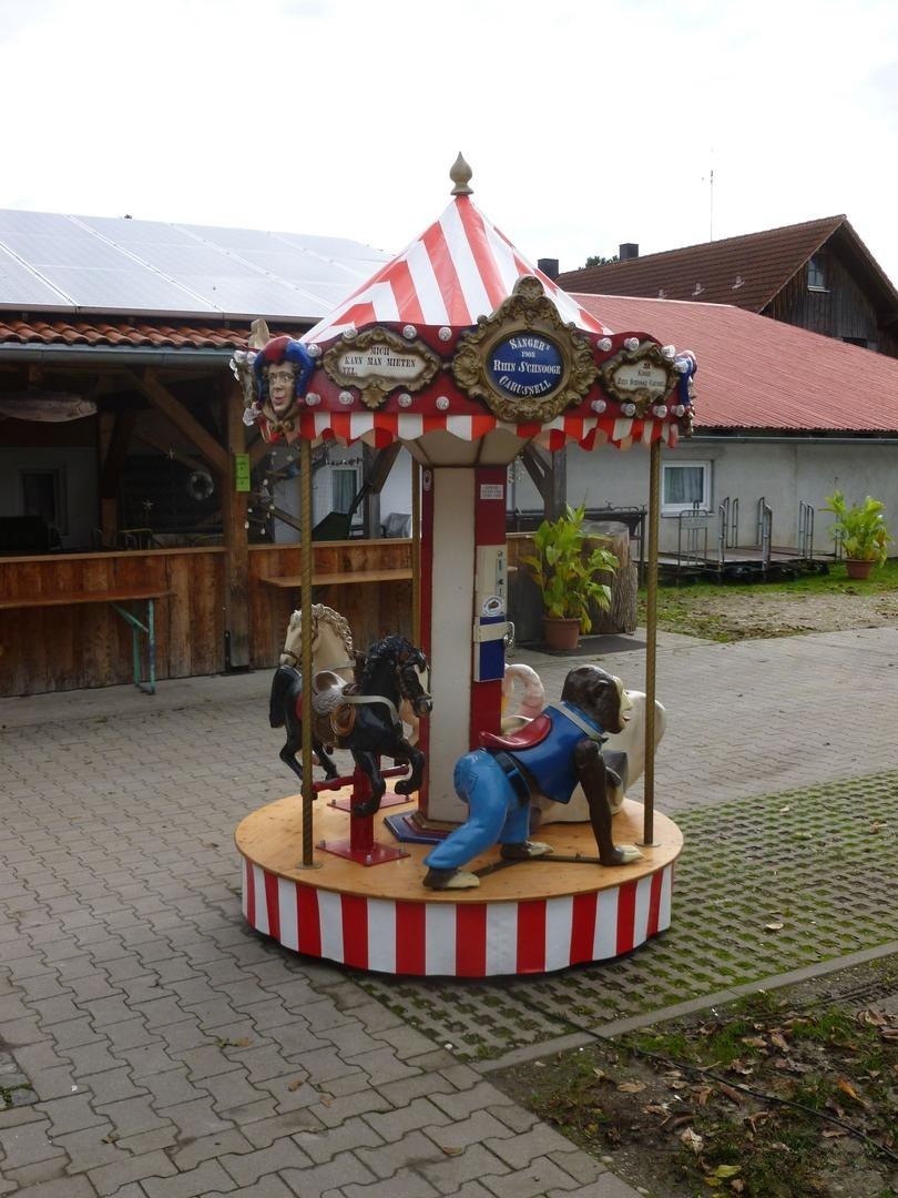 Nostalgisches Kinderkarussell mieten in Moosinning – Eventspiel
