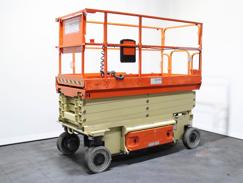 JLG 3246ES Scherenarbeitsbühne mieten bei Richter Gabelstapler GmbH