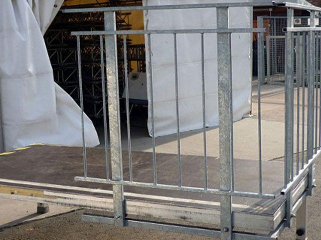 Sicherheitsgeländer nach DIN 4112 für Ihre Bühne mieten in Reinstädt