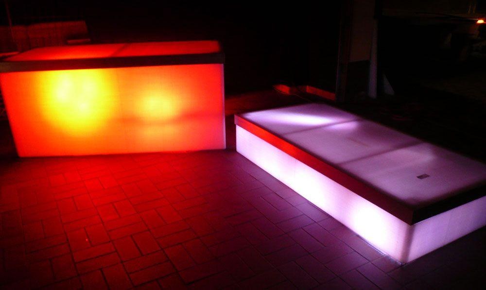 beleuchtetes Bühnenpodest mit LED Scheinwerfer mieten in Reinstädt – 2
