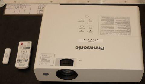 Videoprojektor Beamer Panasonic PT-LB412 mieten in Reinstädt