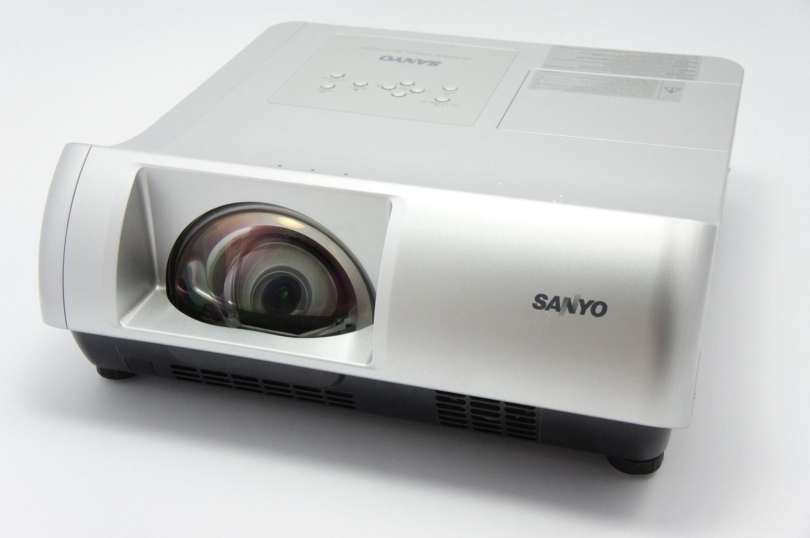 Kurzdistanzprojektor / Sanyo mieten in Neunkirchen am Sand