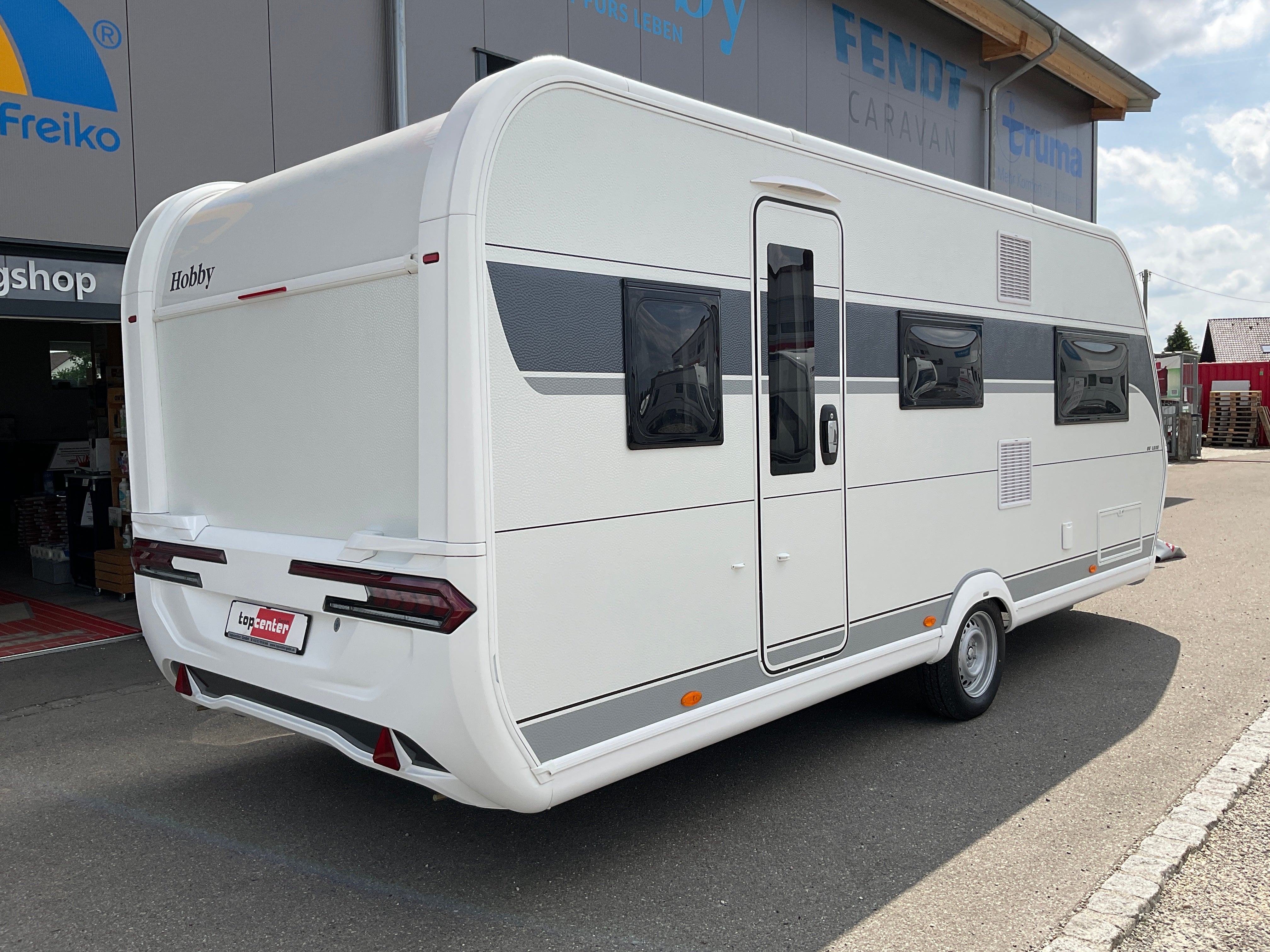 Hobby 540 KMFe De Luxe mit französischem Doppelbett und Stockbett