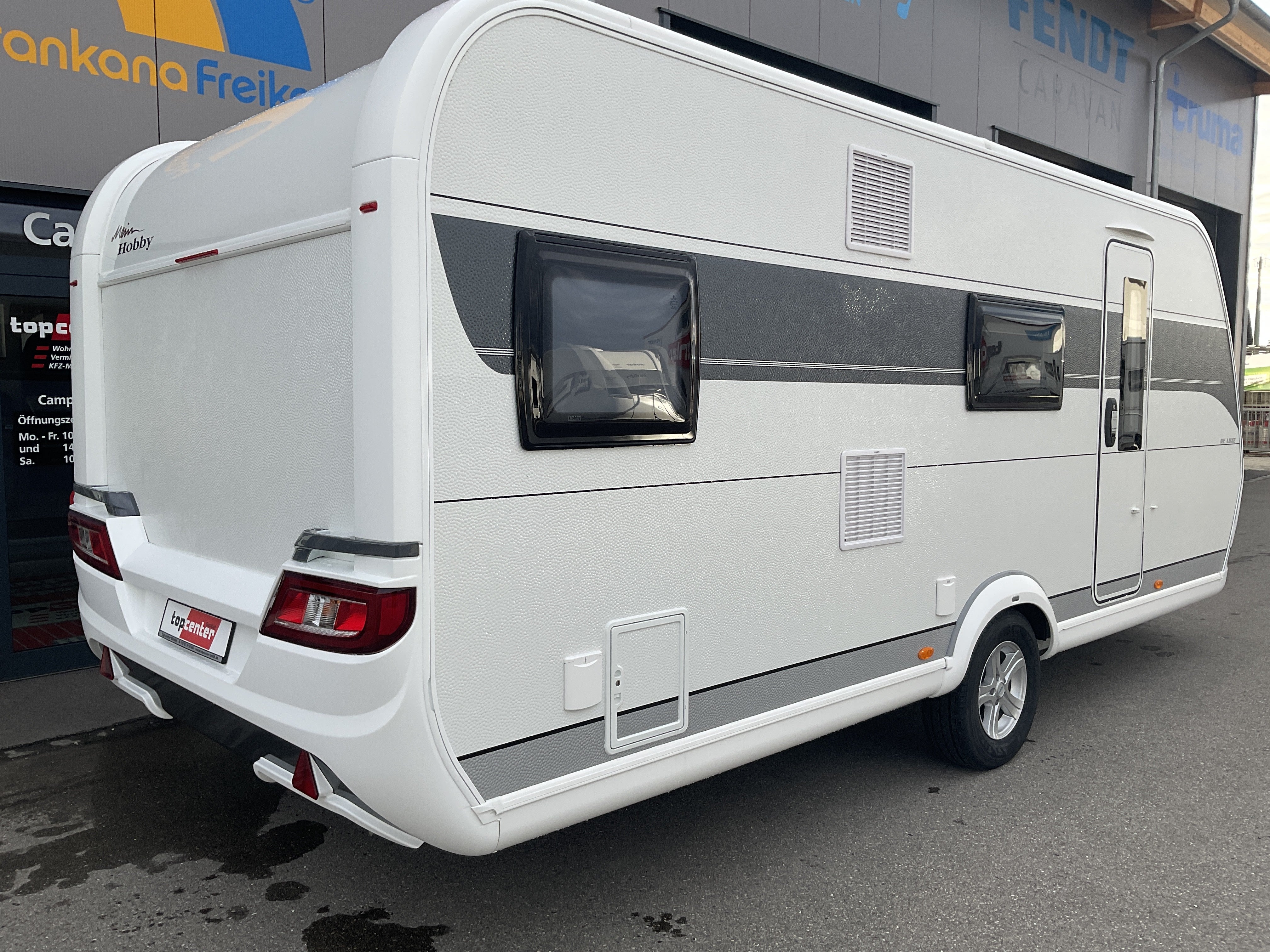 Hobby 545 KMF De Luxe mit französischem Doppelbett, Stockbett und separater Dusche