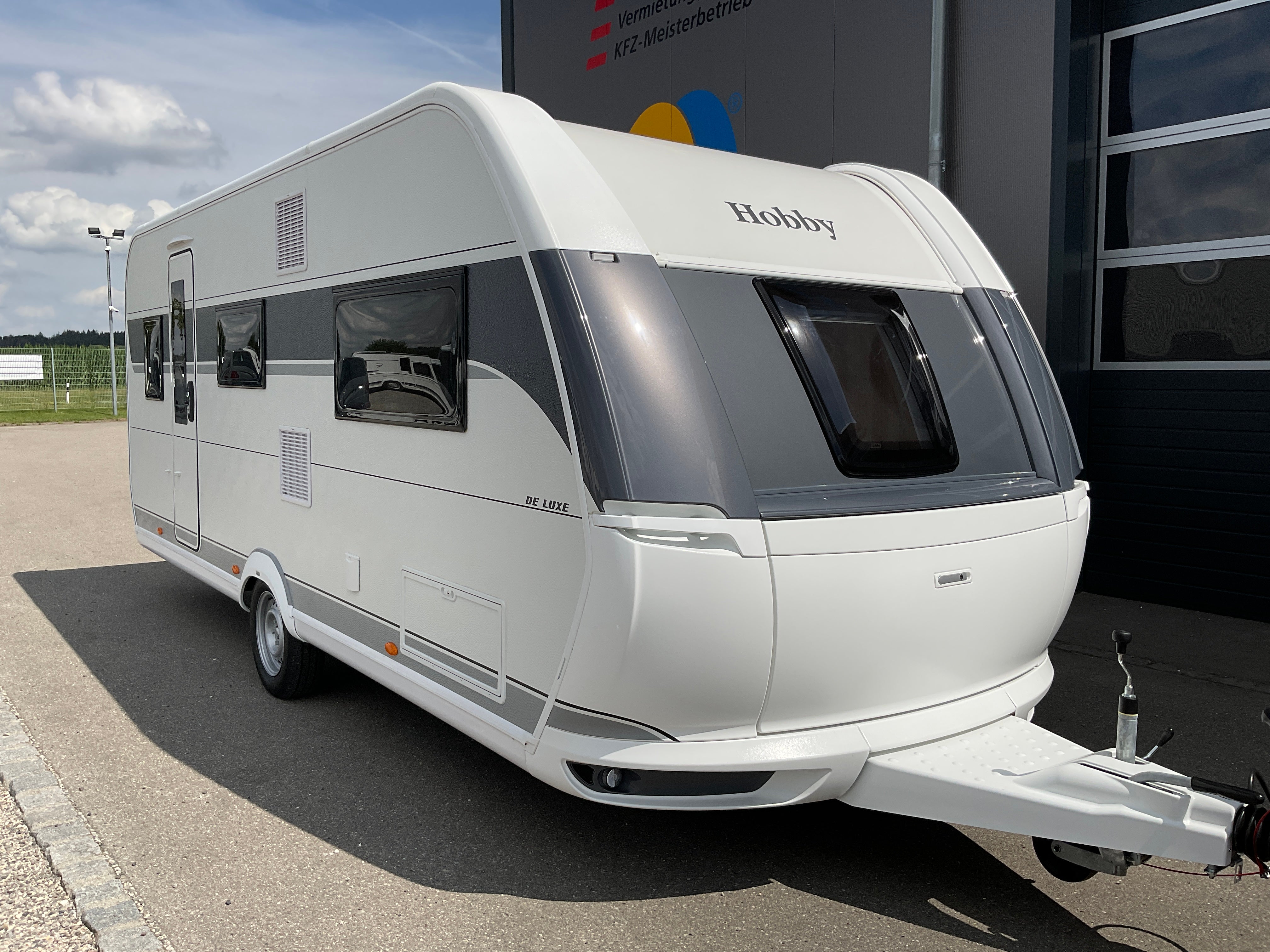 Hobby 540 KMFe De Luxe mit französischem Doppelbett und Stockbett – 4