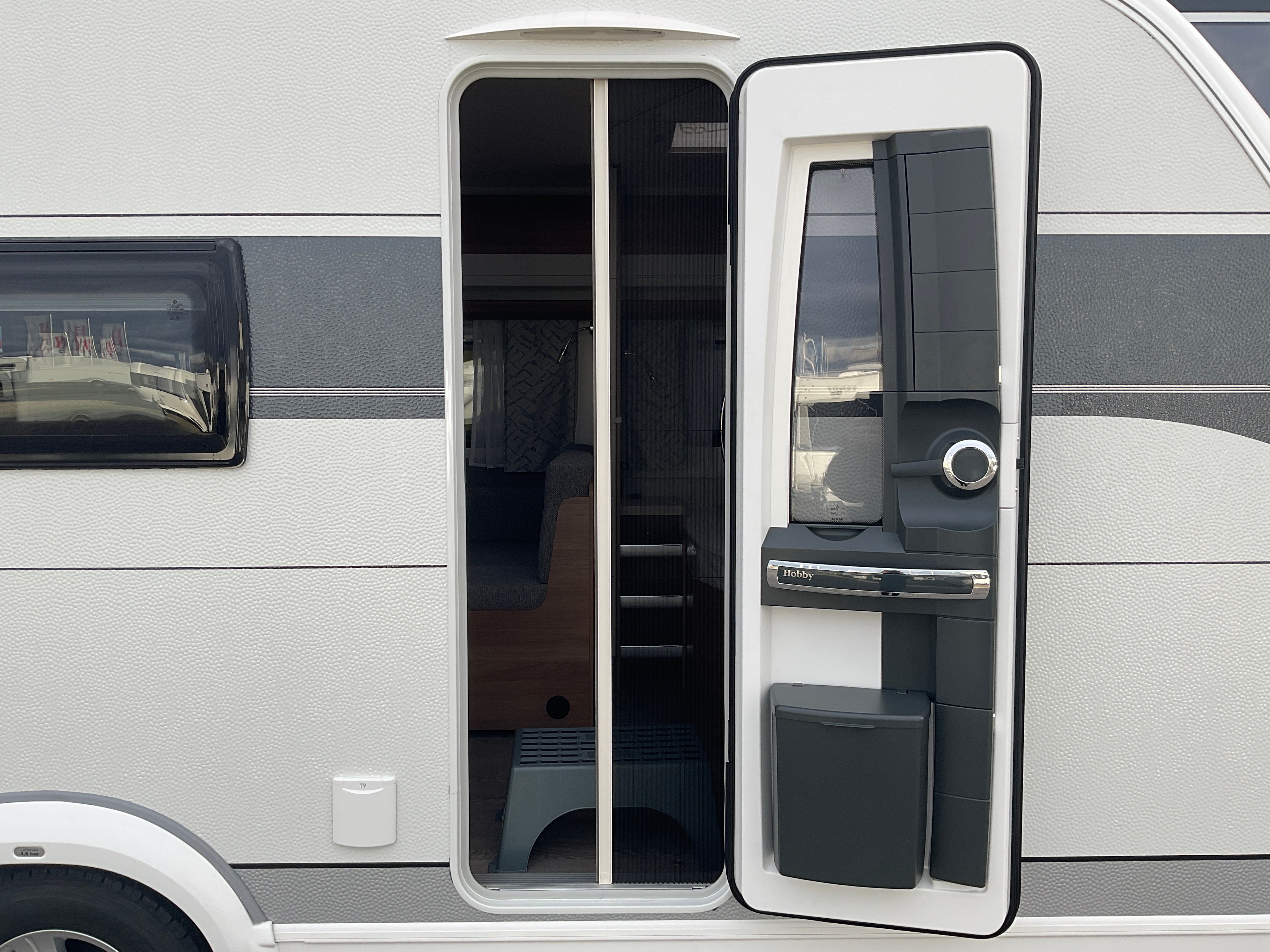 Hobby 545 KMF De Luxe mit französischem Doppelbett, Stockbett und separater Dusche – 4