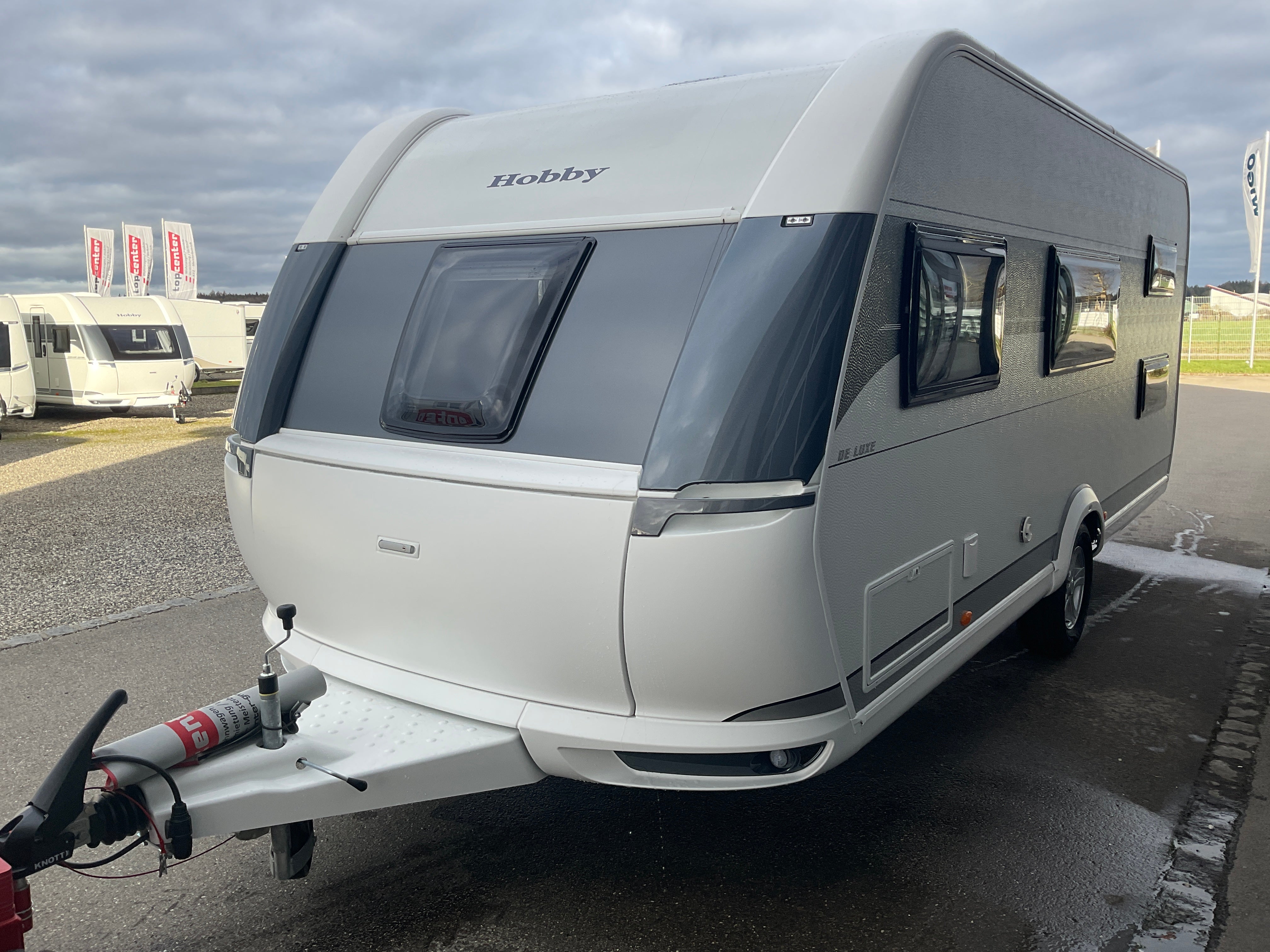 Hobby 545 KMF De Luxe mit französischem Doppelbett, Stockbett und separater Dusche – 3