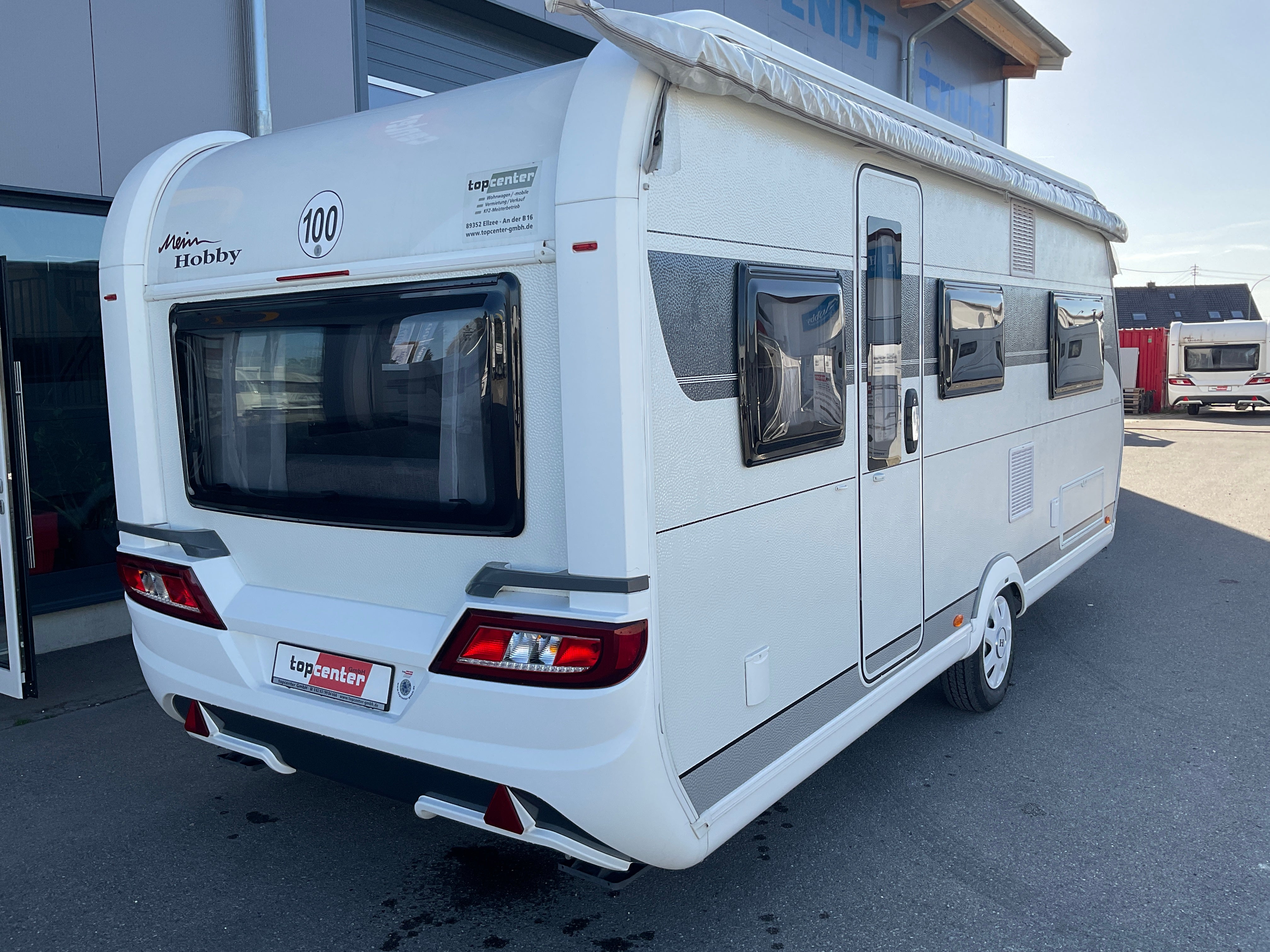 Hobby 495 UL De Luxe mit Einzelbetten und Rundsitzgruppe – 2