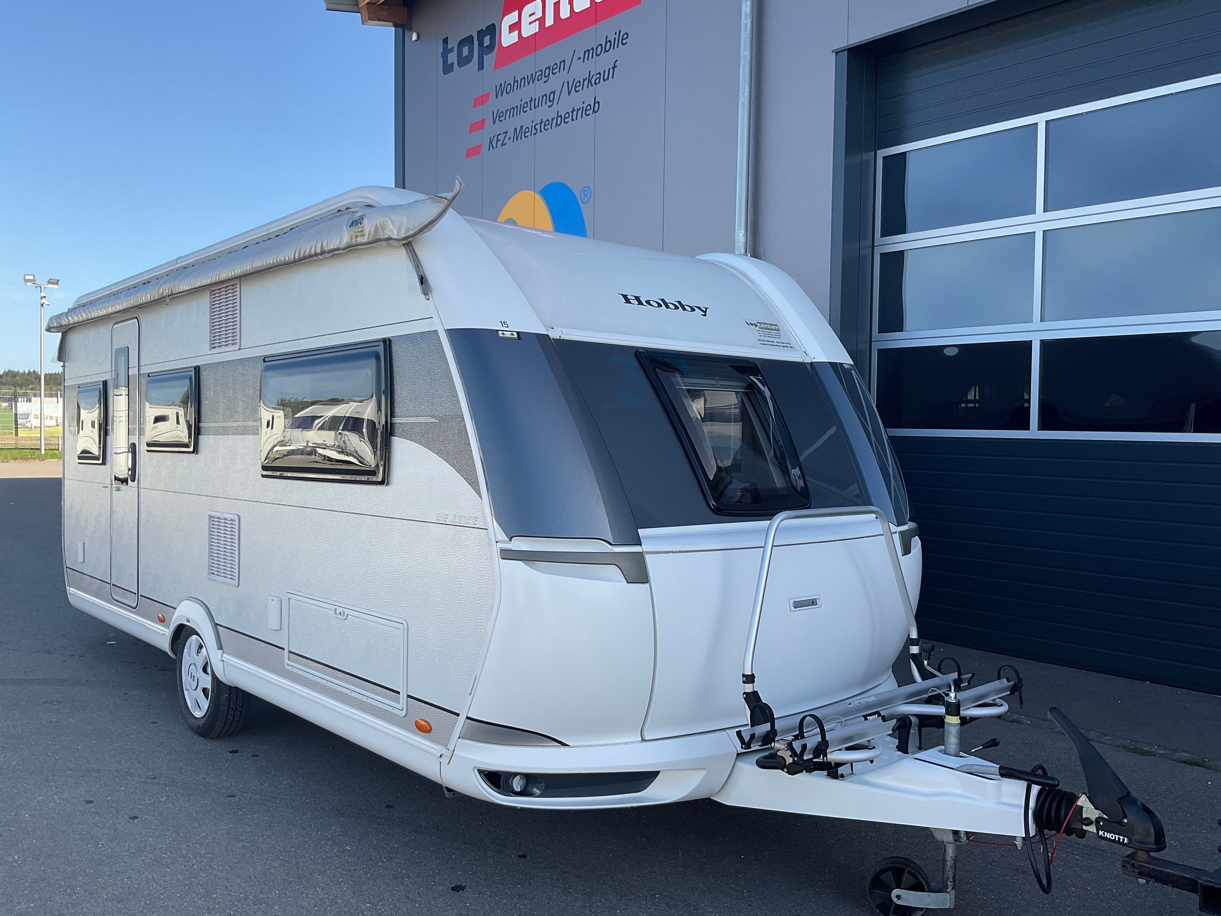 Hobby 495 UL De Luxe mit Einzelbetten und Rundsitzgruppe – 3