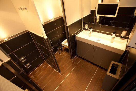 Luxus Toilettencontainer – THE ONE mieten bei Altenweg GmbH & Co. KG