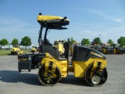 BOMAG BW 138 AD-5 mit Splittstreuer mieten bei Holtdirk Baumaschinen GmbH
