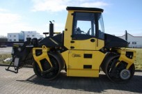 BOMAG BW 154 AP-4v AM mit Splittstreuer mieten bei Holtdirk Baumaschinen GmbH