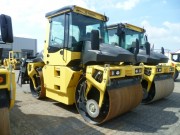 BOMAG BW 174 AP-4i mit Splittstreuer mieten bei Holtdirk Baumaschinen GmbH