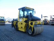 BOMAG BW 154 AP mit Splittstreuer mieten bei Holtdirk Baumaschinen GmbH
