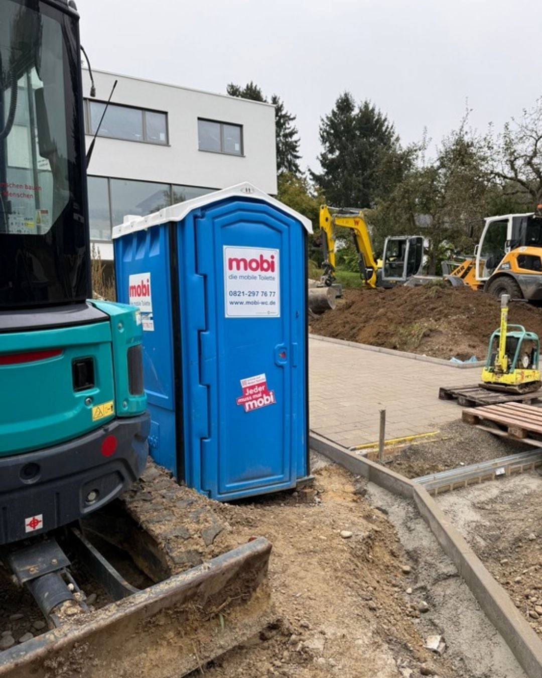 mobi Mobiltoilette | Mobile Baustellen Toilette | Baustellen WC | Lieferung Reinigung & Wartung | Ökologische Entsorgung | Haftungsbefreiung | Endreinigung | Baustellenklo mieten | mobile Toiletten