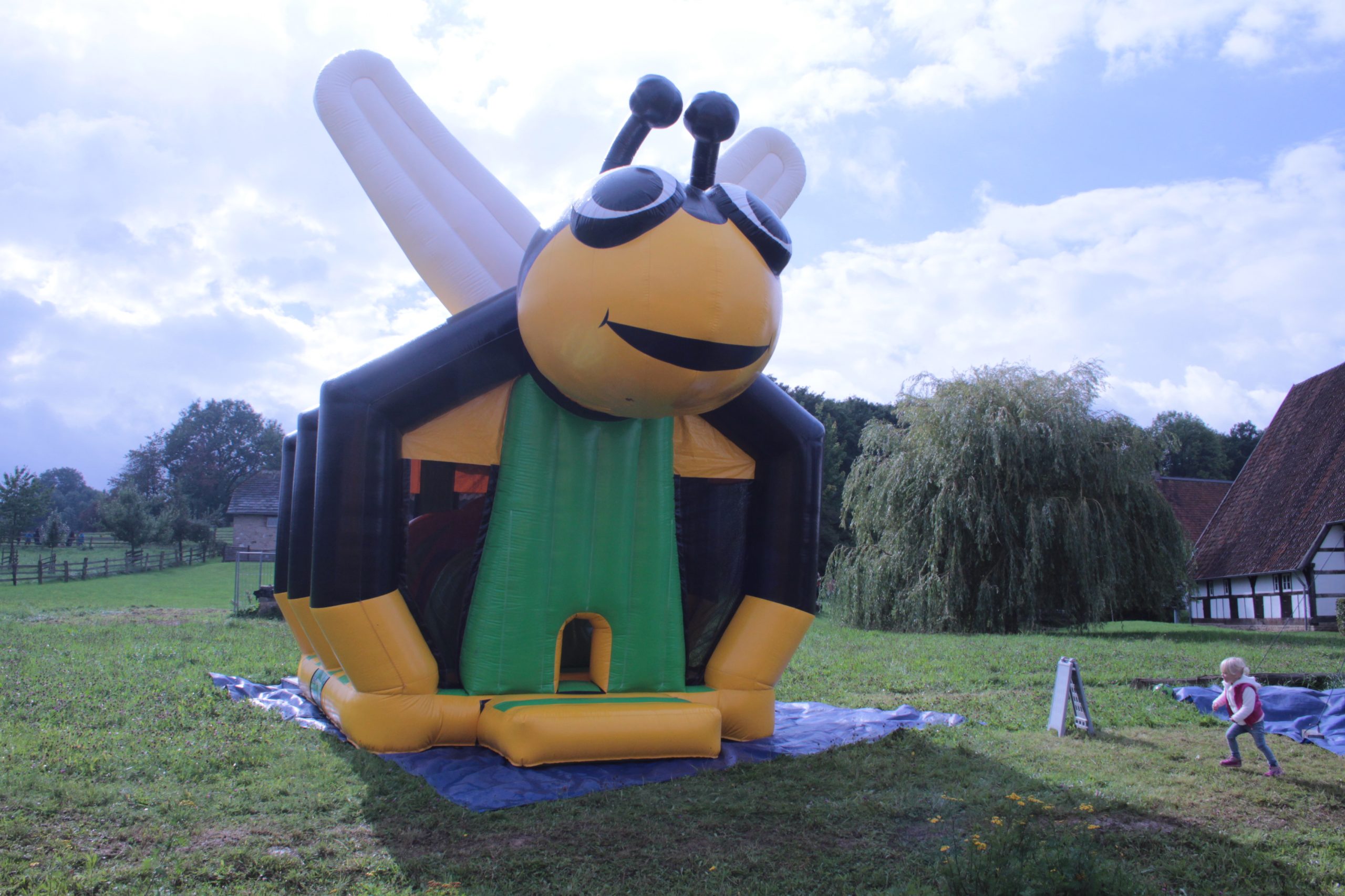 Hüpfburg Biene mieten bei Fun Promotion