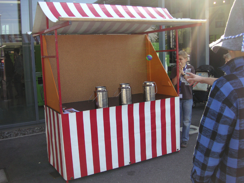 Nostalgiestand Milchkannenwerfen mieten bei Fun Promotion